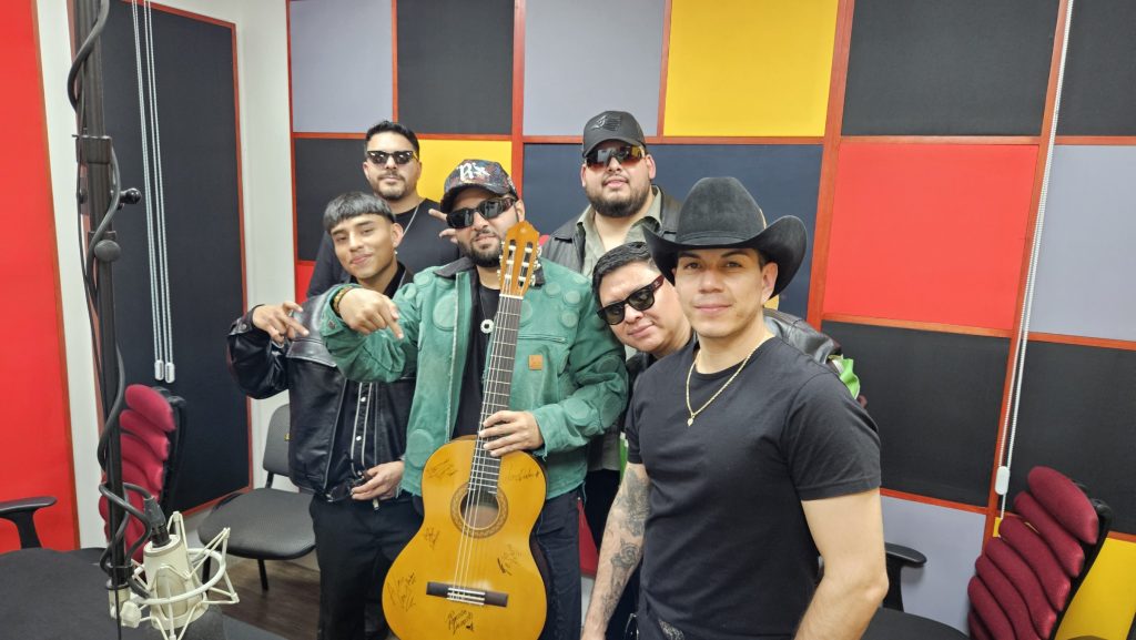 Destino Regala una Guitarra Autografiada